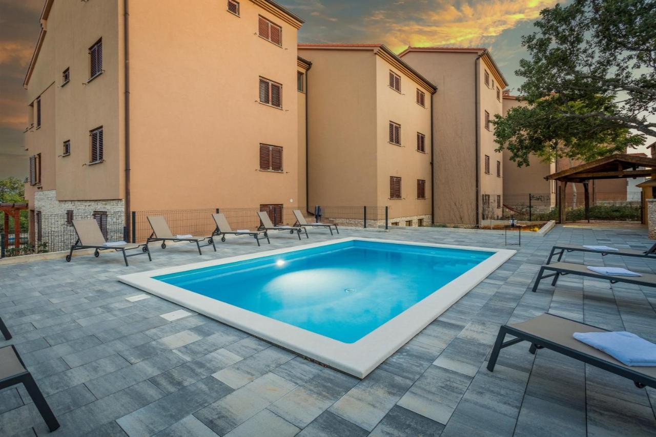 Apartments Cesare With Shared Pool Liznjan Luaran gambar